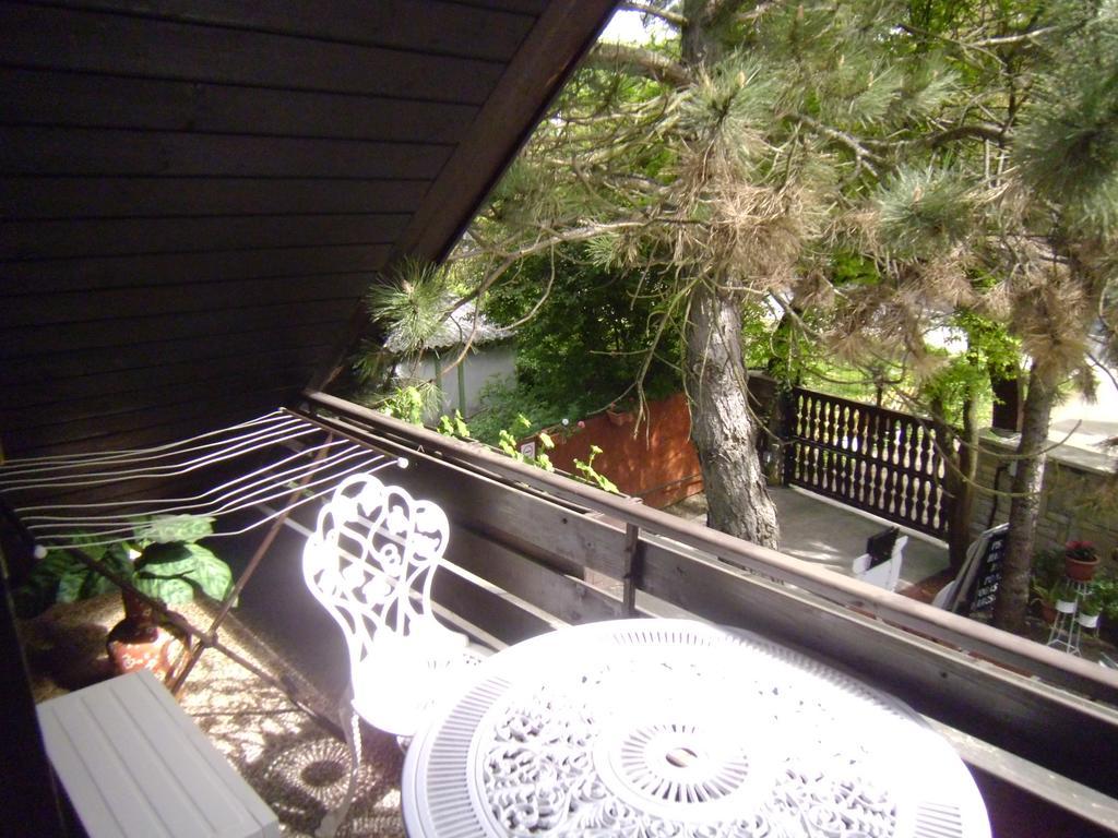 Garden Etterem Kavezo Es Panzio Tahitotfalu Luaran gambar