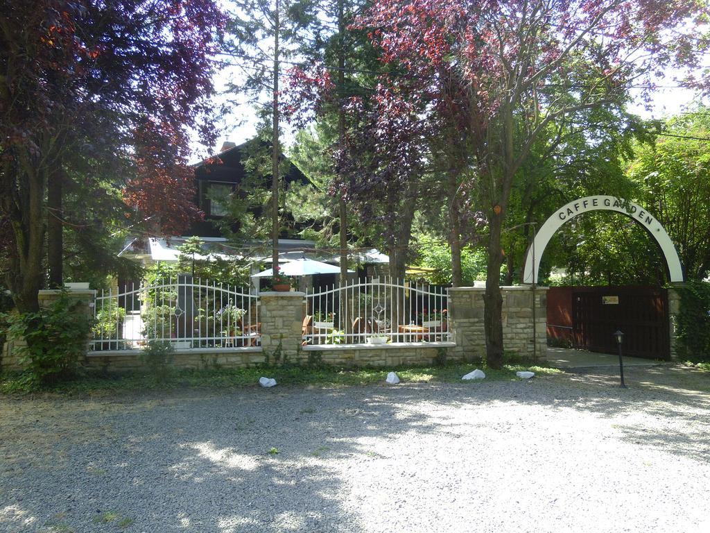 Garden Etterem Kavezo Es Panzio Tahitotfalu Luaran gambar